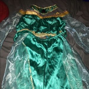One jasmine and Aladdin costumes